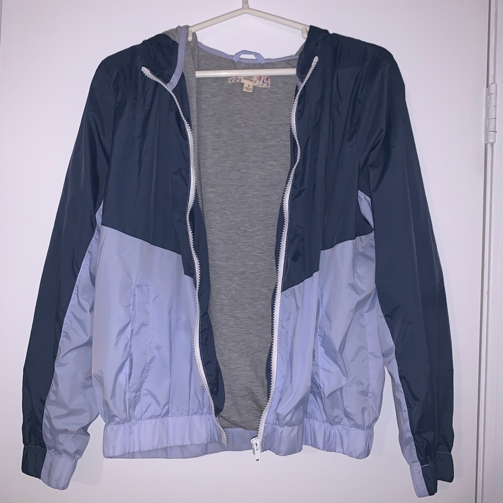 Nice wind breaker jacket. Never worn.